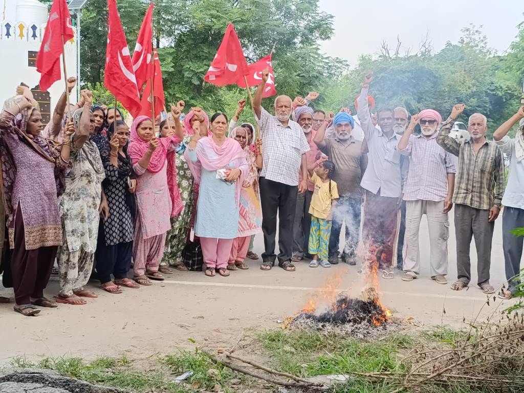 At Satnore an effigy of the Modi government was burnt against rising inflation on the call of CPIM and CITU